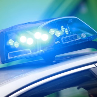 Blaulicht eines Polizeiautos. Bewaffneter Raubüberfall in Ettlingen. Symbolbild