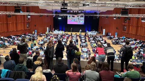 Im Kongresszentrum in Pforzheim findet die 2. Deutsche Meisterschaft im Speed-Puzzeln statt