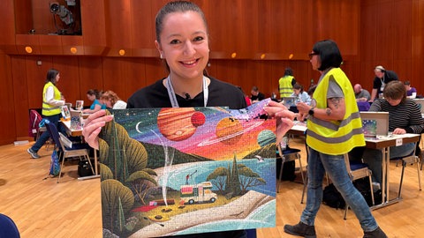 Lisa Friedrich hält ihr gemachtes Puzzle stolz hoch