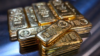 (Symbolbild) Ein Stapel Goldbarren - der Edelmetallverband zeigt sich zufrieden. In Pforzheim profitieren Unternehmen vom steigenden Goldpreis.