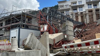 Ein Kran ist auf ein Haus gestürzt. 