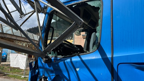 Ein Kran ist in Bad Wildbad auf ein Haus und einen Lkw gestürzt.