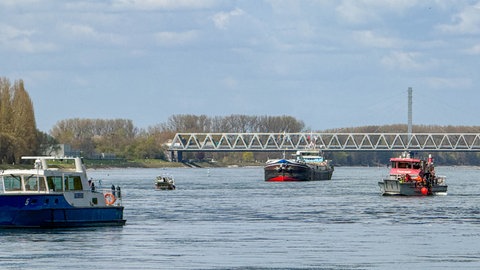 Ein treibendes Wohnmobil legt die Schifffahrt auf dem Rhein lahm.