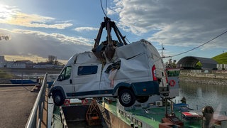 Ein treibendes Wohnmobil legt die Schifffahrt auf dem Rhein lahm.