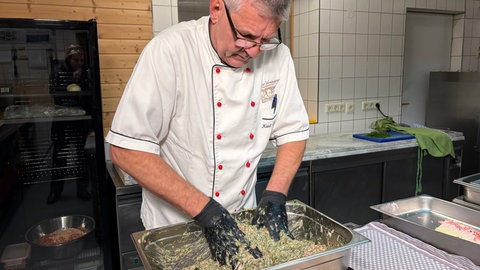 Küchenmeister Karl Schempf aus Maulbronn vermengt die Masse für seine Maultaschen.