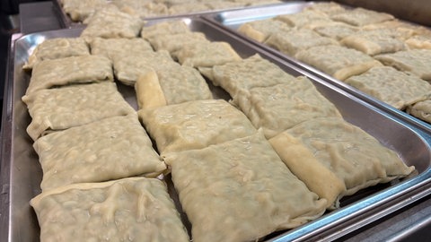 Die Maultaschen sind fertig! Wenn sie abgekühlt sind, werden sie für den Verkauf verpackt.