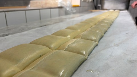 Die Maultaschen sind gefüllt und portioniert. Gleich kommen sie ins Wasserbad und werden gekocht.