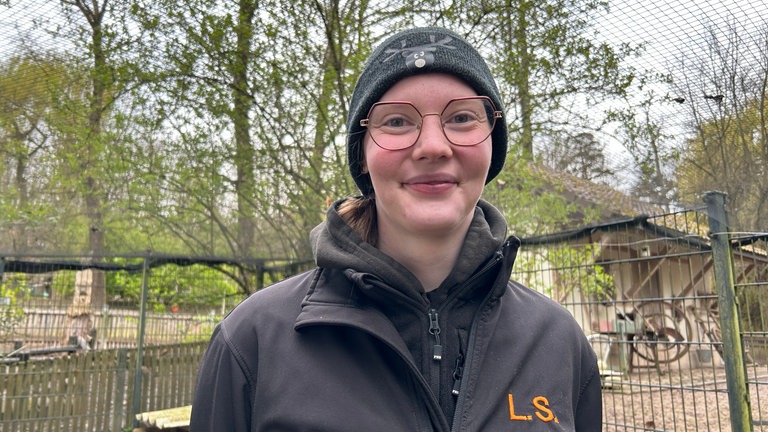Tierpflegerin Lenja Stoll steht im Kaninchengehege im Wildpark Pforzheim.