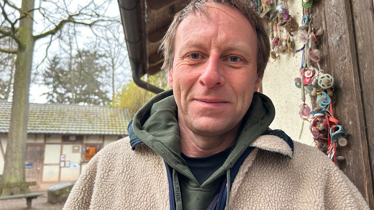 Carsten Schwarz, Leiter des Wildpark Pforzheim, vor Ostern im Kinderbauernhof des Tierparks.
