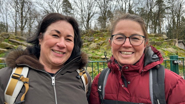 Zwei Frauen stehen vor Ostern vor einem Gehege im Wildpark Pforzheim.