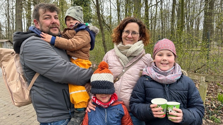 Eine Familie mit drei Kindern vor Ostern im Wildpark Pforzheim. Bei ihnen kommt jedes Jahr der Osterhase.
