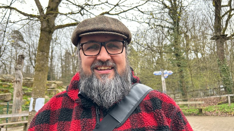 Ein Mann vor Ostern im Wildpark Pforzheim. 