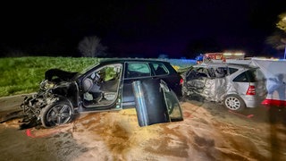 Bei einem schweren Verkehrsunfall sind zwei Autos zusammengestoßen.