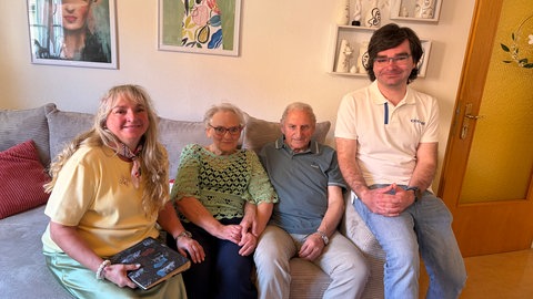 Sie feiern Eiserne Hochzeit: Das Ehepaar Schuster aus Pforzheim