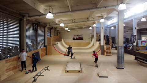 Ein Blick in die neue Skatehalle in Karlsruhe. Hier gibt es verschieden große Rampen.