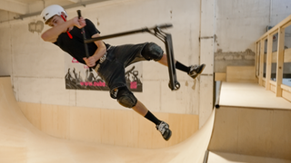 Ein Scootern fährt auf einer Miniramp in der neuen Skatehalle in Karlsruhe.