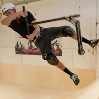 Ein Scootern fährt auf einer Miniramp in der neuen Skatehalle in Karlsruhe.