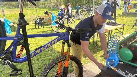 Dominik Brauch vom Mountainbikeverein MR20 schraubt an seinem Bike herum