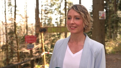 Bad Wildbads Touristikleiterin Stefanie Bott steht vor dem gesperrten Bikepark auf dem Sommerberg.