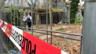 Am Freitag wurde in einem ehemaligen Restaurant neben dem Karlsruher Hauptbahnhof ein Toter gefunden.