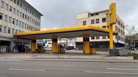 Diese Tankstelle in der Pforzheimer Innenstadt wurde überfallen.