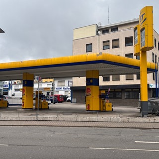 Diese Tankstelle in der Pforzheimer Innenstadt wurde überfallen.