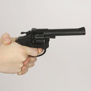 (Symbolbild) Hände an einer Spielzeugpistole - ein Mann hat in Gaggenau einen größeren Polizeieinsatz ausgelöst, weil er mit Spielzeugpistolen unterwegs war.