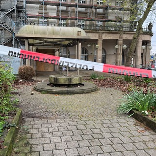 Eine Polizeiabsperrung vor einem leerstehenden Gebäude nahe dem Karlsruher Hauptbahnhof