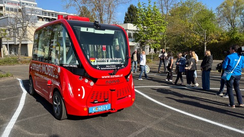 Roter Kleinbus fährt auf Parcours