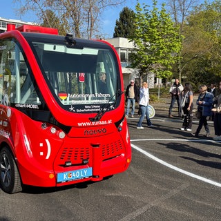Roter Kleinbus fährt auf Parcours