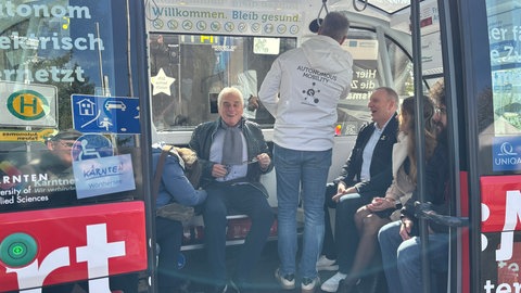 Roter Kleinbus fährt auf Parcours