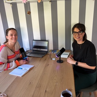 Zwei Frauen sitzen an einem Tisch