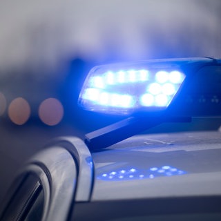 (Symbolbild) Das Blaulicht eines Polizeiautos blinkt. In Forbach ist ein Bagger in die Murg gestürzt.