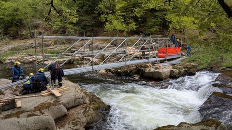 Das THW baute eine Brücke über die Murg. 