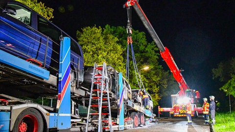 Ausgebrannte Fahrzeuge auf einem Autotransporter in Karlsruhe