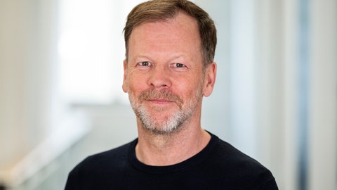 Johannes Stier schaut in die Kamera