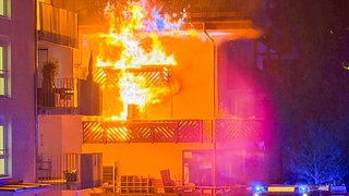 Ein Balkon brennt: In Bad Herrenalb hat mutmaßlich eine Zigarette ein Feuer ausgelöst.