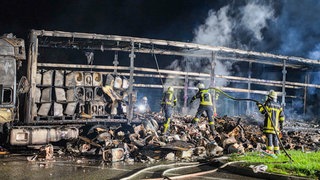 Ausgebrannter Lkw mit Toilettenschüsseln
