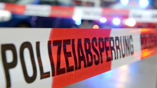 Symbolbild Polizeiabsperrung. Eine Frau ein Pforzheim soll einen Mann getötet haben
