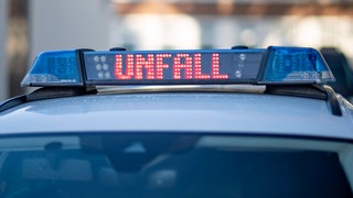 Symbolbild. Polizeisignal mit Aufschrift Unfall auf Polizeiauto. Ermittlungsverfahren nach tödlichem Unfall in Rastatt eingestellt