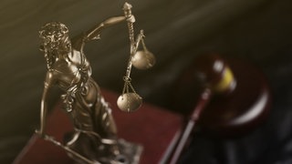 Symbolbild Justitia. Anklage gegen Mann in Karlsruhe erhoben. Soll Kinderpornographie mit KI erstellt haben