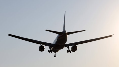 Am Flughafen KarlsruheBaden-Baden musste eine Maschine ungeplant zwischenlanden, weil ein Passagier betrunken war. Flugzeug im Landeanflug.