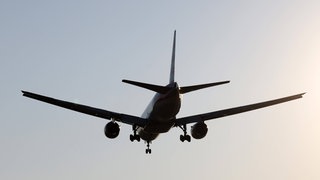 Am Flughafen KarlsruheBaden-Baden musste eine Maschine ungeplant zwischenlanden, weil ein Passagier betrunken war. Flugzeug im Landeanflug.