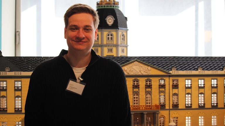 Marvin Lichtfels, der Geschäftsführer des Karlsruher Klemmbaustein-Herstellers Stone Heap, vor dem Klötzle-Schloss.