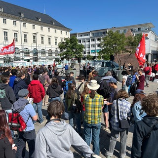 Schüler demonstrieren in Karlsruhe gegen die Wehrpflicht