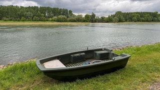 Ein leeres Boot wurde auf dem Rhein gefunden - der Mann, der den Fluss damit überquerte ist verschwunden.