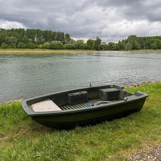 Ein leeres Boot wurde auf dem Rhein gefunden - der Mann, der den Fluss damit überquerte ist verschwunden.