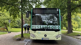 Für zwei Wochen tourt in Baden-Baden eine Ausstellung zum Thema Flucht und Migration in einem Bus.