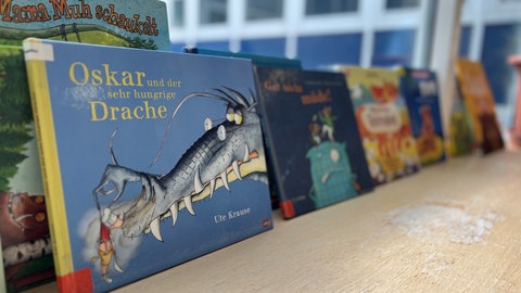Eine Reihe von Bücher, die sich die Gefangenen der JVA Heimsheim beim Projekt "Papa liest" aussuchen können.