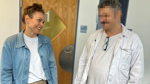 Sozialmitarbeiterin Fränze Lindner und ein Gefangener in der JVA Heimsheim